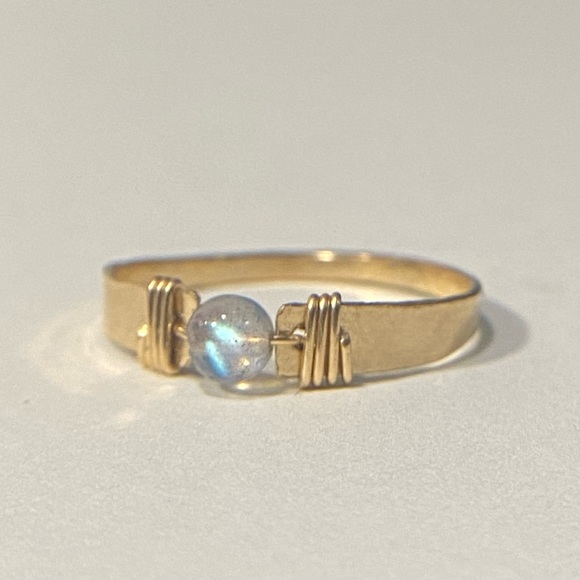 Flashy labradorite ring, hammered ring band, handmade ring, gemstone ring - Picture 2 of 8